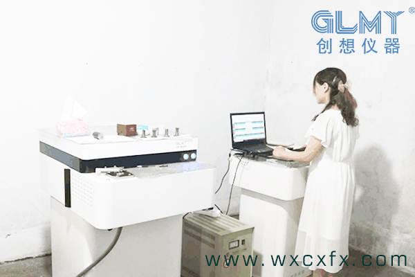 實(shí)驗室檢測員經(jīng)過培訓(xùn)后在進(jìn)行測量分析 /cxyq/20200811130955-FmKQYnYXqVK7_xkLookI2jSLjzxU.jpg