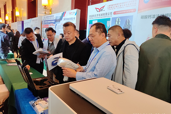 為客戶演示手持式光譜儀 /cxyq/20240411091052-FrKTlMJjZCOVouLvoTHdIDpDGpig.jpg